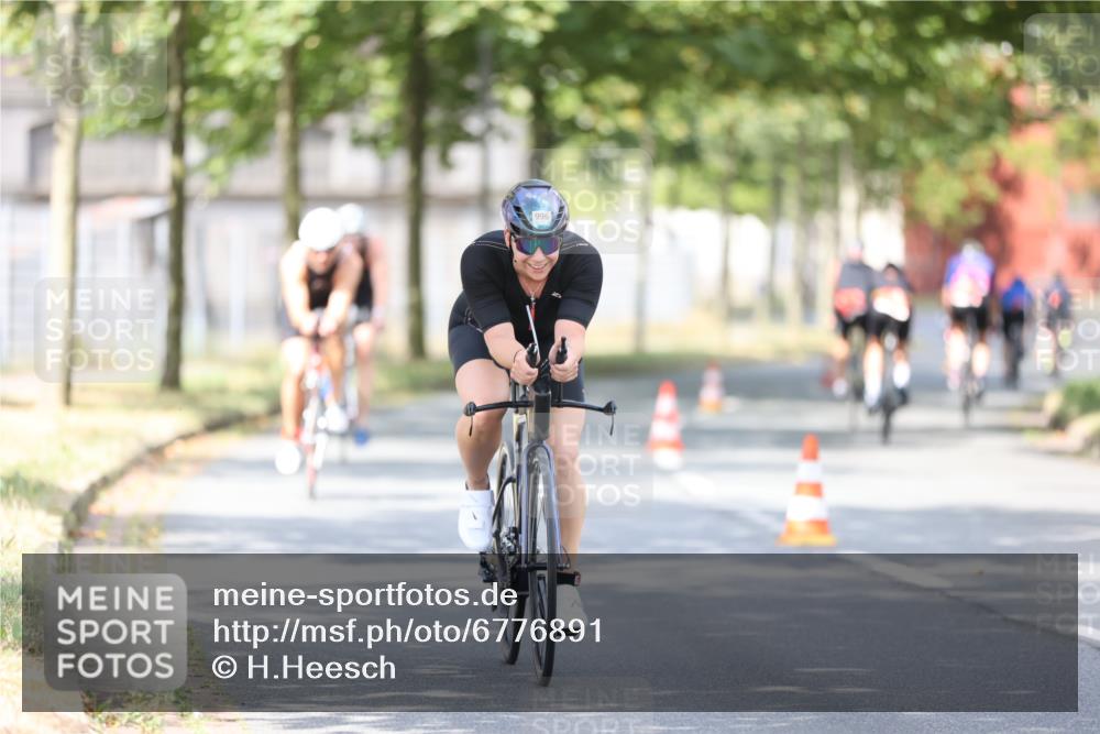 11.08.2024 - GEWOBA Citytriathlon Bremen H.Heesch http://msf.ph/oto/6776891 11.08.2024 11:45:03 Radfahren 827, 916, 927, 956, 964, 973, 996, 1030 meine-sportfotos.de