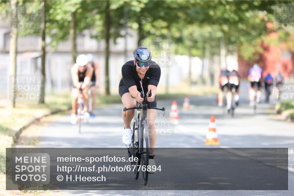 11.08.2024 - GEWOBA Citytriathlon Bremen H.Heesch http://msf.ph/oto/6776894 11.08.2024 11:45:03 Radfahren 827, 916, 927, 956, 964, 973, 996, 1030 meine-sportfotos.de