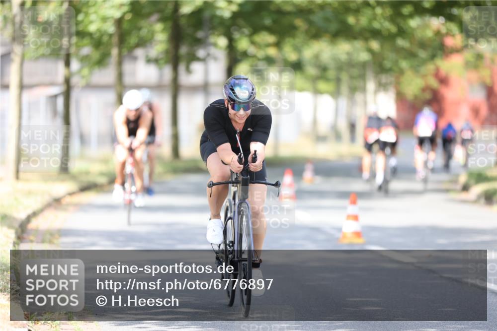 11.08.2024 - GEWOBA Citytriathlon Bremen H.Heesch http://msf.ph/oto/6776897 11.08.2024 11:45:03 Radfahren 827, 916, 927, 956, 964, 973, 996, 1030 meine-sportfotos.de