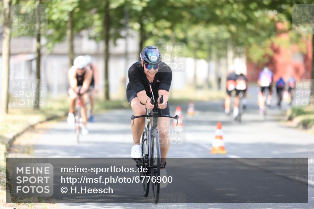 11.08.2024 - GEWOBA Citytriathlon Bremen H.Heesch http://msf.ph/oto/6776900 11.08.2024 11:45:03 Radfahren 827, 916, 927, 956, 964, 973, 996, 1030 meine-sportfotos.de