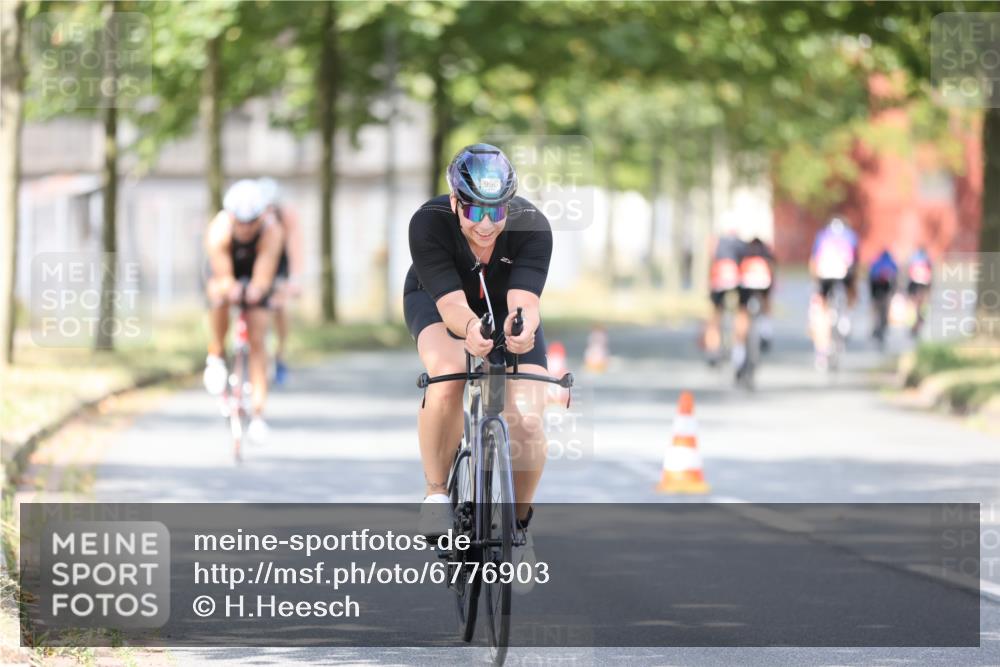 11.08.2024 - GEWOBA Citytriathlon Bremen H.Heesch http://msf.ph/oto/6776903 11.08.2024 11:45:03 Radfahren 827, 916, 927, 956, 964, 973, 996, 1030 meine-sportfotos.de