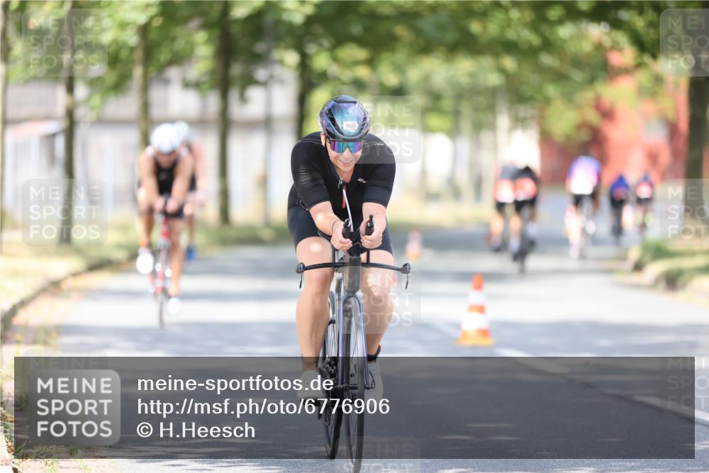11.08.2024 - GEWOBA Citytriathlon Bremen H.Heesch http://msf.ph/oto/6776906 11.08.2024 11:45:03 Radfahren 827, 916, 927, 956, 964, 973, 996, 1030 meine-sportfotos.de
