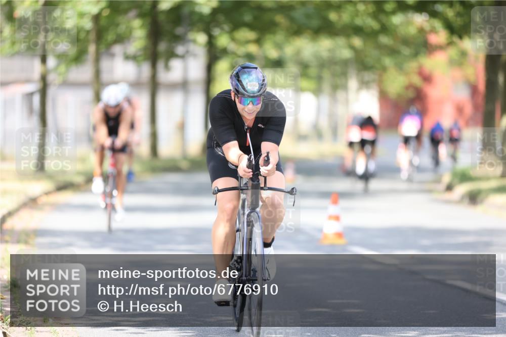 11.08.2024 - GEWOBA Citytriathlon Bremen H.Heesch http://msf.ph/oto/6776910 11.08.2024 11:45:03 Radfahren 827, 916, 927, 956, 964, 973, 996, 1030 meine-sportfotos.de