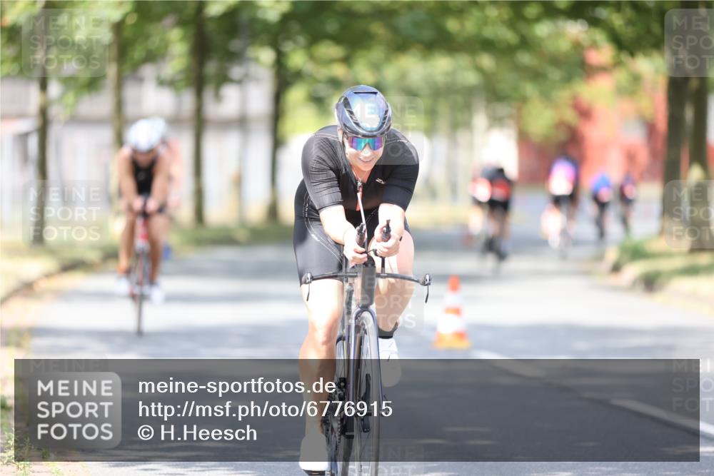 11.08.2024 - GEWOBA Citytriathlon Bremen H.Heesch http://msf.ph/oto/6776915 11.08.2024 11:45:03 Radfahren 827, 916, 927, 956, 964, 973, 996, 1030 meine-sportfotos.de