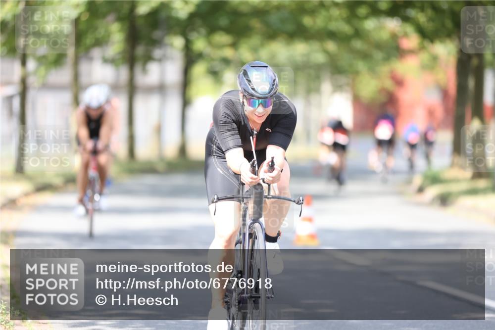 11.08.2024 - GEWOBA Citytriathlon Bremen H.Heesch http://msf.ph/oto/6776918 11.08.2024 11:45:03 Radfahren 827, 916, 927, 956, 964, 973, 996, 1030 meine-sportfotos.de