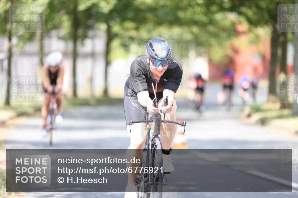 11.08.2024 - GEWOBA Citytriathlon Bremen H.Heesch http://msf.ph/oto/6776921 11.08.2024 11:45:03 Radfahren 827, 916, 927, 956, 964, 973, 996, 1030 meine-sportfotos.de