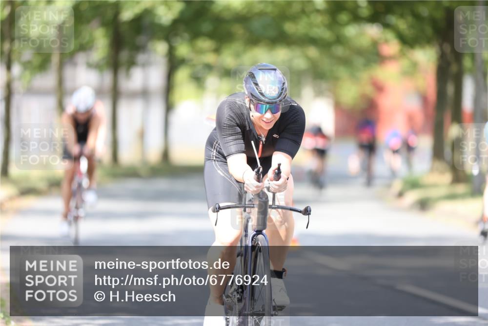 11.08.2024 - GEWOBA Citytriathlon Bremen H.Heesch http://msf.ph/oto/6776924 11.08.2024 11:45:03 Radfahren 827, 916, 927, 956, 964, 973, 996, 1030 meine-sportfotos.de