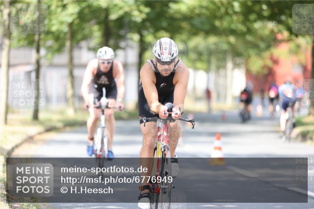 11.08.2024 - GEWOBA Citytriathlon Bremen H.Heesch http://msf.ph/oto/6776949 11.08.2024 11:45:05 Radfahren 819, 827, 916, 927, 956, 964, 973, 996, 1030 meine-sportfotos.de