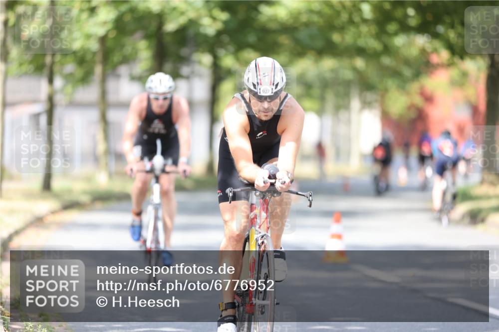 11.08.2024 - GEWOBA Citytriathlon Bremen H.Heesch http://msf.ph/oto/6776952 11.08.2024 11:45:05 Radfahren 819, 827, 916, 927, 956, 964, 973, 996, 1030 meine-sportfotos.de