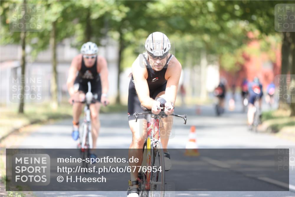 11.08.2024 - GEWOBA Citytriathlon Bremen H.Heesch http://msf.ph/oto/6776954 11.08.2024 11:45:05 Radfahren 819, 827, 916, 927, 956, 964, 973, 996, 1030 meine-sportfotos.de