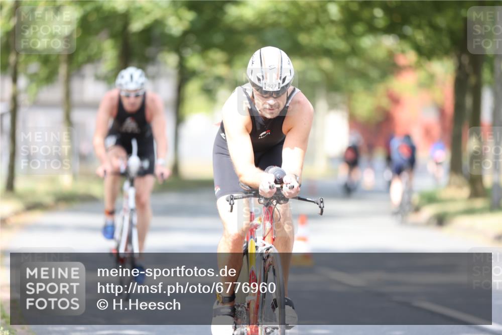 11.08.2024 - GEWOBA Citytriathlon Bremen H.Heesch http://msf.ph/oto/6776960 11.08.2024 11:45:05 Radfahren 819, 827, 916, 927, 956, 964, 973, 996, 1030 meine-sportfotos.de