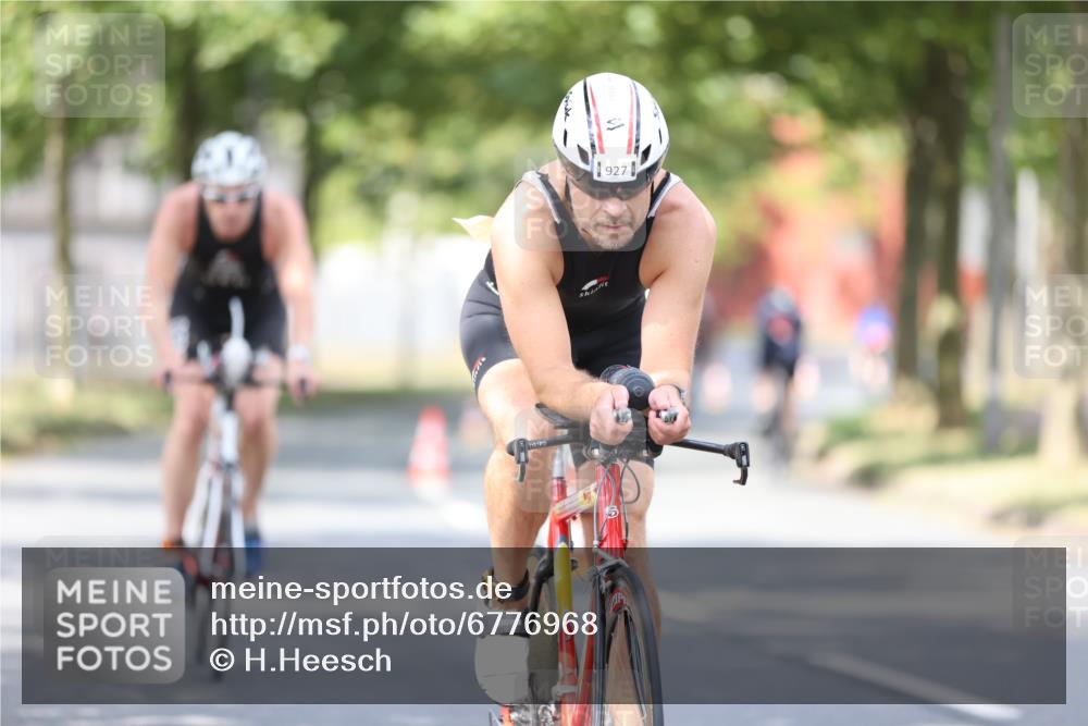 11.08.2024 - GEWOBA Citytriathlon Bremen H.Heesch http://msf.ph/oto/6776968 11.08.2024 11:45:05 Radfahren 819, 827, 916, 927, 956, 964, 973, 996, 1030 meine-sportfotos.de