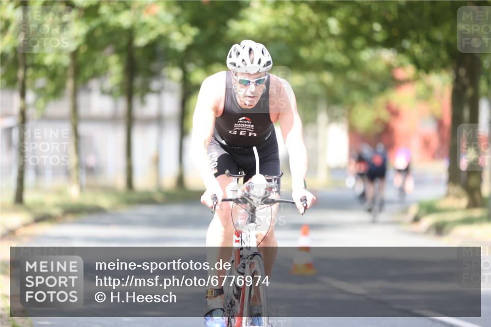 11.08.2024 - GEWOBA Citytriathlon Bremen H.Heesch http://msf.ph/oto/6776974 11.08.2024 11:45:05 Radfahren 819, 827, 916, 927, 956, 964, 973, 996, 1030 meine-sportfotos.de
