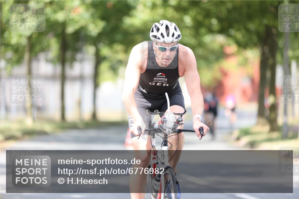 11.08.2024 - GEWOBA Citytriathlon Bremen H.Heesch http://msf.ph/oto/6776982 11.08.2024 11:45:06 Radfahren 819, 827, 916, 927, 956, 964, 973, 974, 996, 1030 meine-sportfotos.de