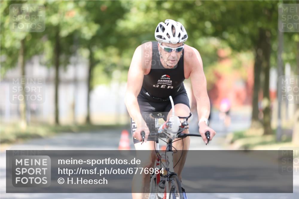 11.08.2024 - GEWOBA Citytriathlon Bremen H.Heesch http://msf.ph/oto/6776984 11.08.2024 11:45:06 Radfahren 819, 827, 916, 927, 956, 964, 973, 974, 996, 1030 meine-sportfotos.de