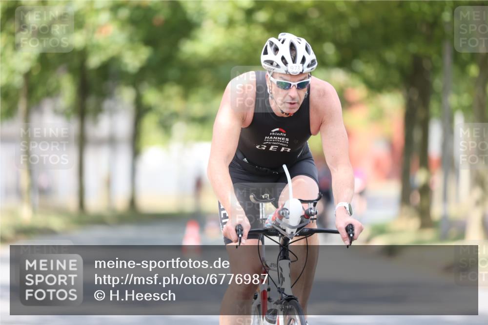 11.08.2024 - GEWOBA Citytriathlon Bremen H.Heesch http://msf.ph/oto/6776987 11.08.2024 11:45:06 Radfahren 819, 827, 916, 927, 956, 964, 973, 974, 996, 1030 meine-sportfotos.de