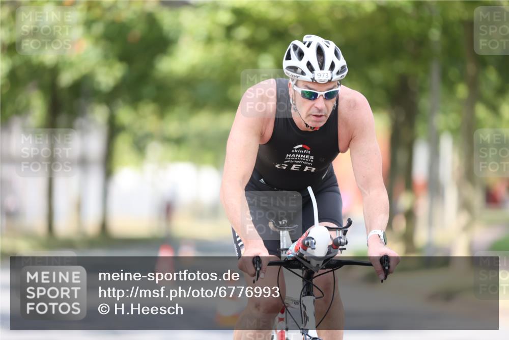 11.08.2024 - GEWOBA Citytriathlon Bremen H.Heesch http://msf.ph/oto/6776993 11.08.2024 11:45:06 Radfahren 819, 827, 916, 927, 956, 964, 973, 974, 996, 1030 meine-sportfotos.de