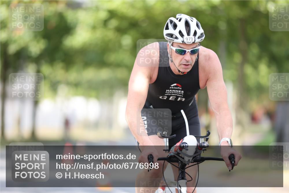 11.08.2024 - GEWOBA Citytriathlon Bremen H.Heesch http://msf.ph/oto/6776998 11.08.2024 11:45:06 Radfahren 819, 827, 916, 927, 956, 964, 973, 974, 996, 1030 meine-sportfotos.de