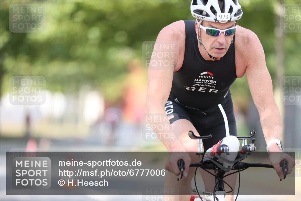 11.08.2024 - GEWOBA Citytriathlon Bremen H.Heesch http://msf.ph/oto/6777006 11.08.2024 11:45:06 Radfahren 819, 827, 916, 927, 956, 964, 973, 974, 996, 1030 meine-sportfotos.de