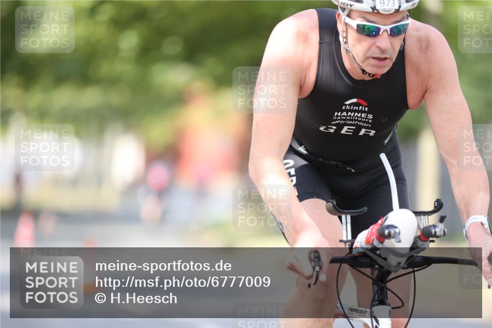 11.08.2024 - GEWOBA Citytriathlon Bremen H.Heesch http://msf.ph/oto/6777009 11.08.2024 11:45:06 Radfahren 819, 827, 916, 927, 956, 964, 973, 974, 996, 1030 meine-sportfotos.de