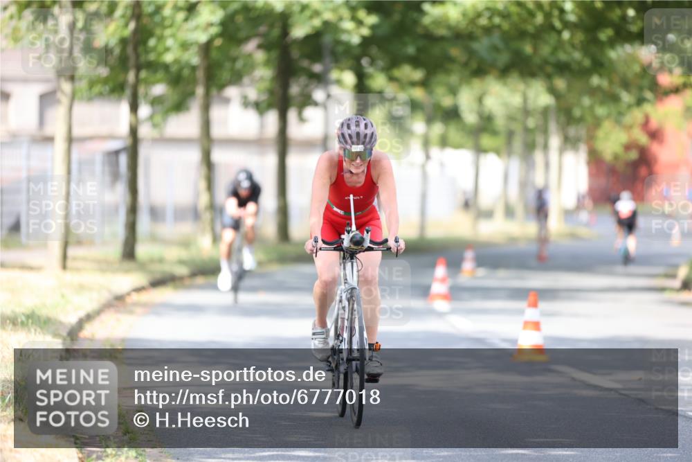 11.08.2024 - GEWOBA Citytriathlon Bremen H.Heesch http://msf.ph/oto/6777018 11.08.2024 11:45:13 Radfahren 819, 827, 927, 973, 974, 996, 1030 meine-sportfotos.de