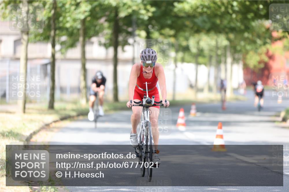 11.08.2024 - GEWOBA Citytriathlon Bremen H.Heesch http://msf.ph/oto/6777021 11.08.2024 11:45:13 Radfahren 819, 827, 927, 973, 974, 996, 1030 meine-sportfotos.de