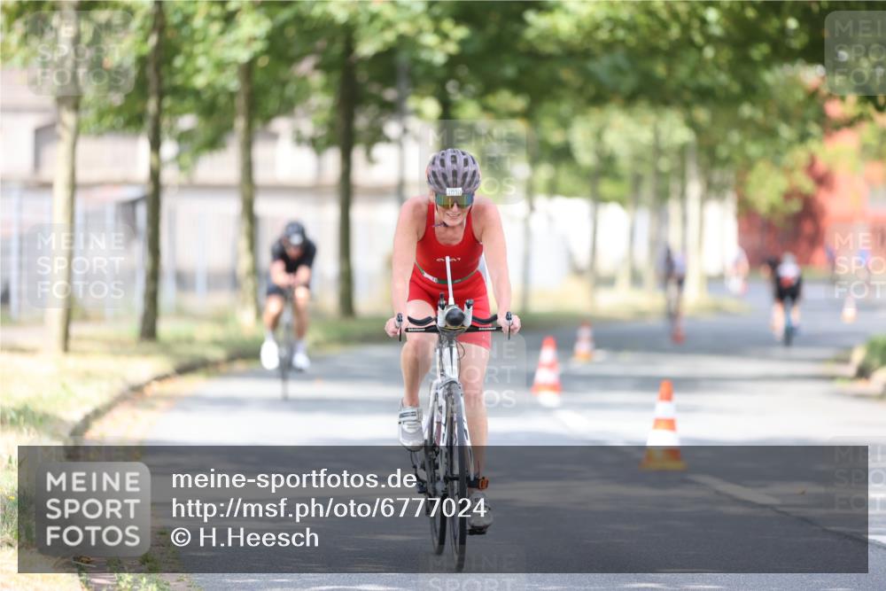 11.08.2024 - GEWOBA Citytriathlon Bremen H.Heesch http://msf.ph/oto/6777024 11.08.2024 11:45:13 Radfahren 819, 827, 927, 973, 974, 996, 1030 meine-sportfotos.de