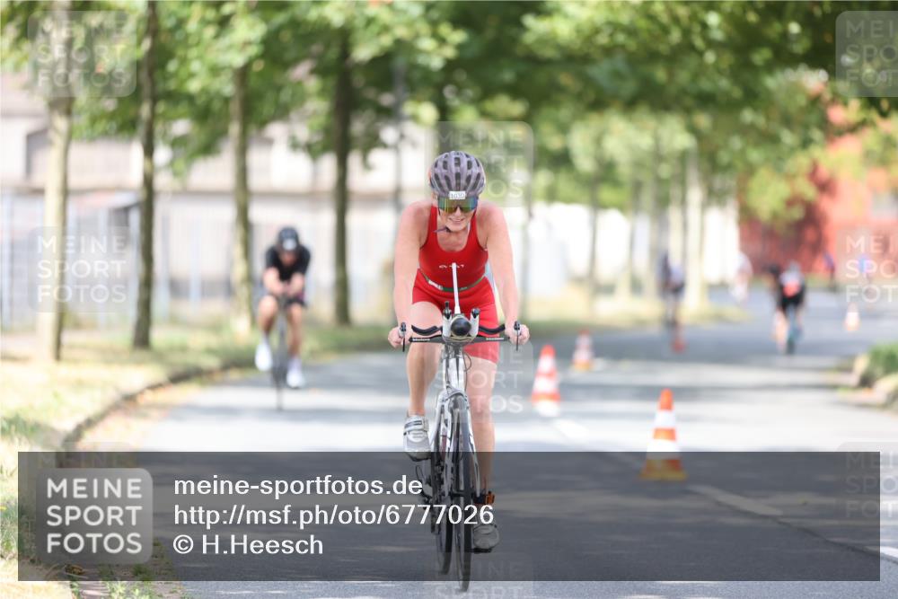 11.08.2024 - GEWOBA Citytriathlon Bremen H.Heesch http://msf.ph/oto/6777026 11.08.2024 11:45:13 Radfahren 819, 827, 927, 973, 974, 996, 1030 meine-sportfotos.de