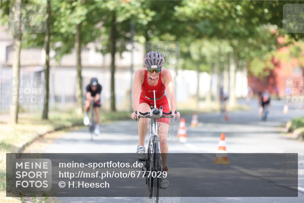 11.08.2024 - GEWOBA Citytriathlon Bremen H.Heesch http://msf.ph/oto/6777029 11.08.2024 11:45:13 Radfahren 819, 827, 927, 973, 974, 996, 1030 meine-sportfotos.de
