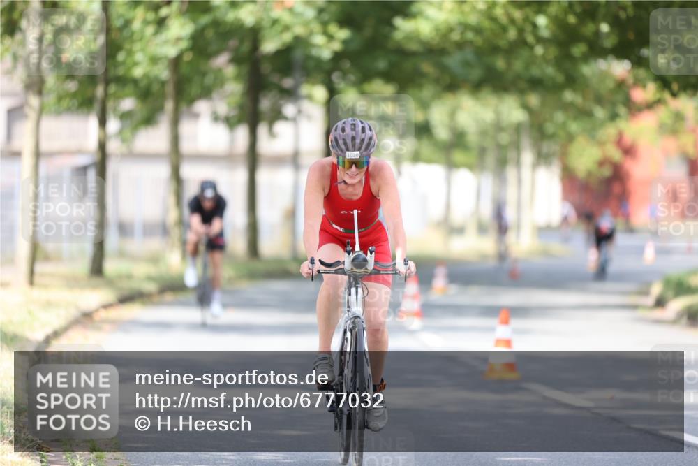 11.08.2024 - GEWOBA Citytriathlon Bremen H.Heesch http://msf.ph/oto/6777032 11.08.2024 11:45:13 Radfahren 819, 827, 927, 973, 974, 996, 1030 meine-sportfotos.de