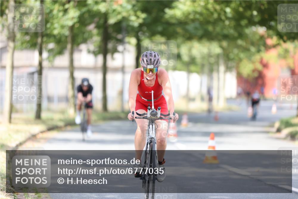 11.08.2024 - GEWOBA Citytriathlon Bremen H.Heesch http://msf.ph/oto/6777035 11.08.2024 11:45:13 Radfahren 819, 827, 927, 973, 974, 996, 1030 meine-sportfotos.de