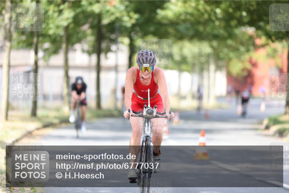 11.08.2024 - GEWOBA Citytriathlon Bremen H.Heesch http://msf.ph/oto/6777037 11.08.2024 11:45:13 Radfahren 819, 827, 927, 973, 974, 996, 1030 meine-sportfotos.de