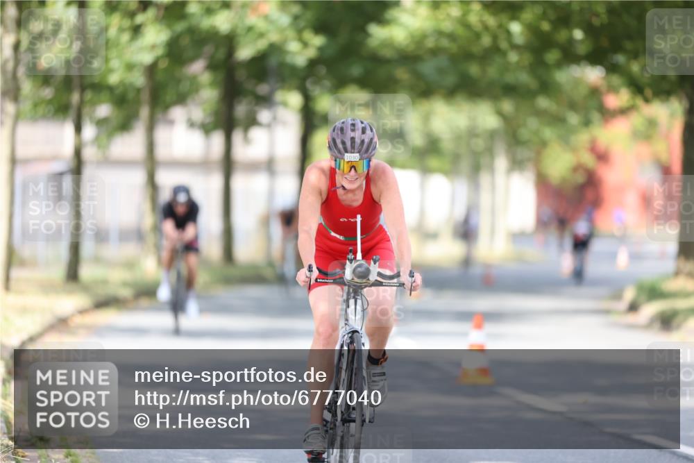 11.08.2024 - GEWOBA Citytriathlon Bremen H.Heesch http://msf.ph/oto/6777040 11.08.2024 11:45:13 Radfahren 819, 827, 927, 973, 974, 996, 1030 meine-sportfotos.de