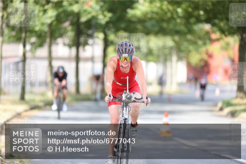 11.08.2024 - GEWOBA Citytriathlon Bremen H.Heesch http://msf.ph/oto/6777043 11.08.2024 11:45:13 Radfahren 819, 827, 927, 973, 974, 996, 1030 meine-sportfotos.de