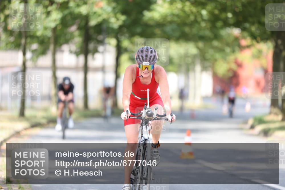 11.08.2024 - GEWOBA Citytriathlon Bremen H.Heesch http://msf.ph/oto/6777046 11.08.2024 11:45:13 Radfahren 819, 827, 927, 973, 974, 996, 1030 meine-sportfotos.de