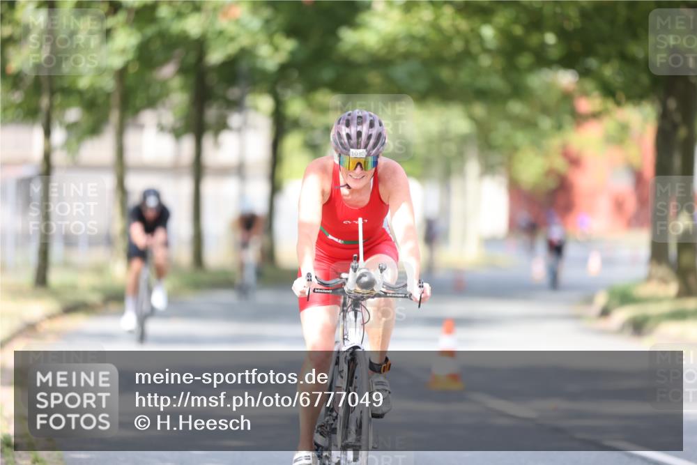 11.08.2024 - GEWOBA Citytriathlon Bremen H.Heesch http://msf.ph/oto/6777049 11.08.2024 11:45:13 Radfahren 819, 827, 927, 973, 974, 996, 1030 meine-sportfotos.de