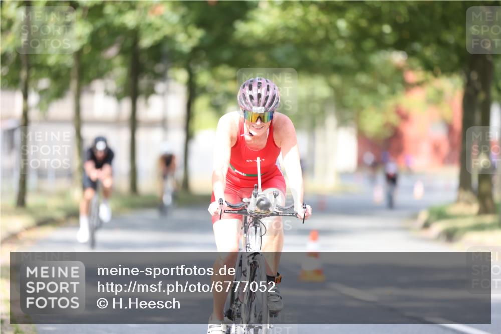 11.08.2024 - GEWOBA Citytriathlon Bremen H.Heesch http://msf.ph/oto/6777052 11.08.2024 11:45:13 Radfahren 819, 827, 927, 973, 974, 996, 1030 meine-sportfotos.de