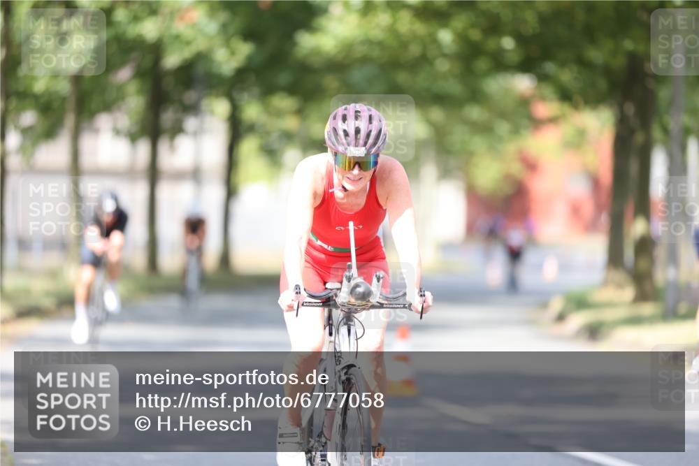 11.08.2024 - GEWOBA Citytriathlon Bremen H.Heesch http://msf.ph/oto/6777058 11.08.2024 11:45:14 Radfahren 819, 900, 927, 973, 974, 996, 1030 meine-sportfotos.de