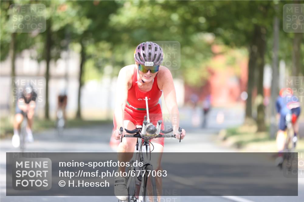 11.08.2024 - GEWOBA Citytriathlon Bremen H.Heesch http://msf.ph/oto/6777063 11.08.2024 11:45:14 Radfahren 819, 900, 927, 973, 974, 996, 1030 meine-sportfotos.de