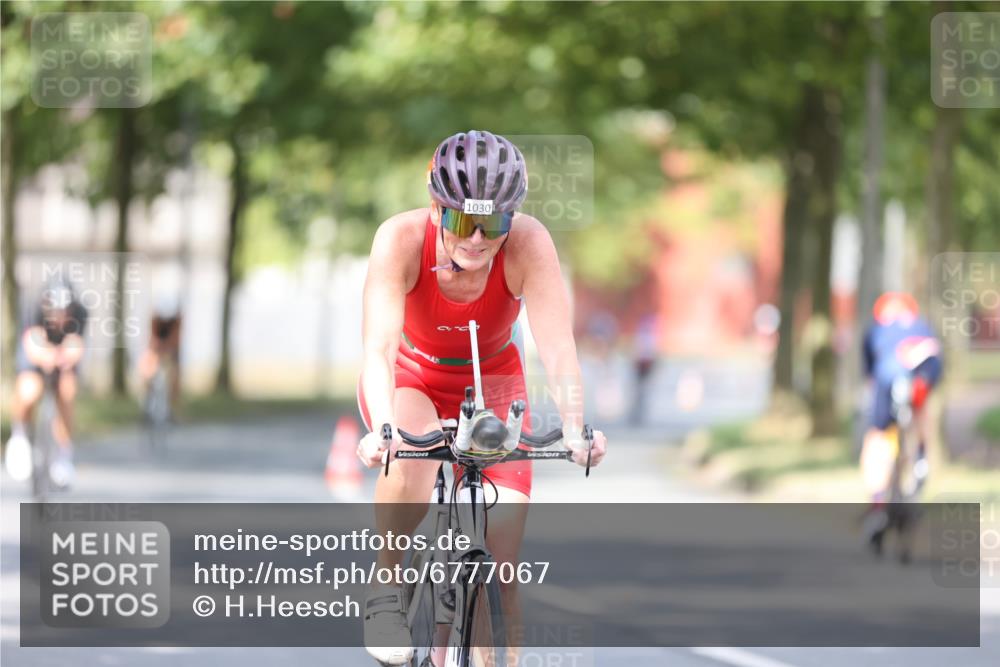 11.08.2024 - GEWOBA Citytriathlon Bremen H.Heesch http://msf.ph/oto/6777067 11.08.2024 11:45:14 Radfahren 819, 900, 927, 973, 974, 996, 1030 meine-sportfotos.de