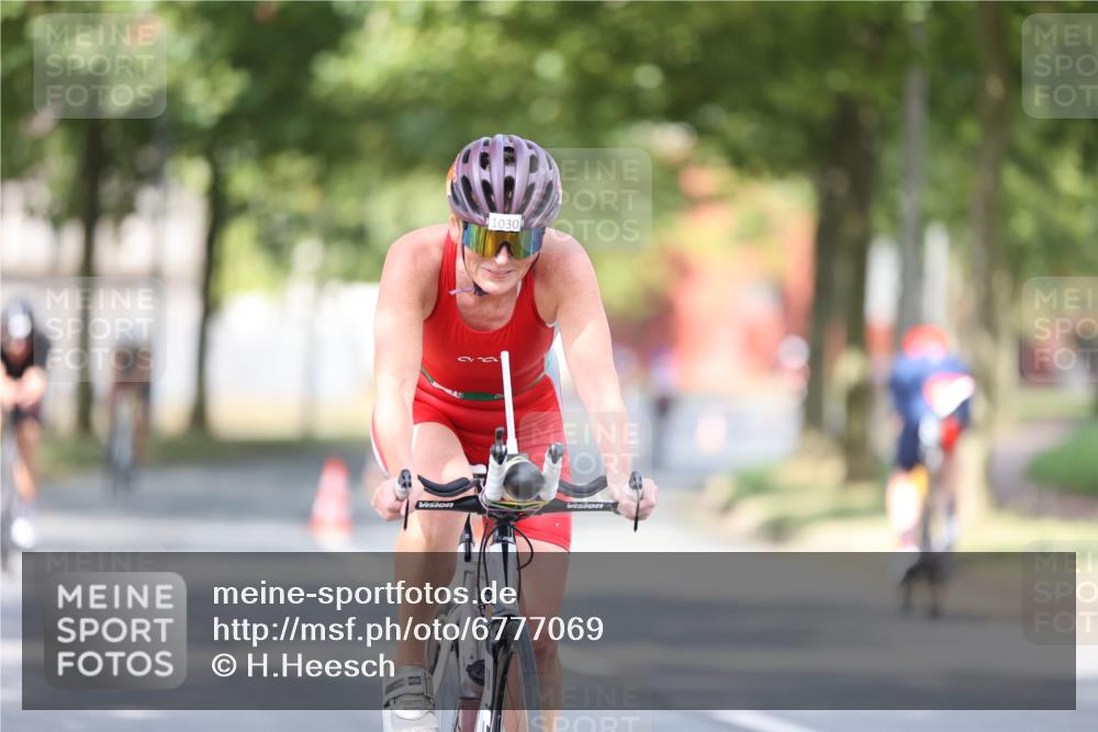 11.08.2024 - GEWOBA Citytriathlon Bremen H.Heesch http://msf.ph/oto/6777069 11.08.2024 11:45:14 Radfahren 819, 900, 927, 973, 974, 996, 1030 meine-sportfotos.de