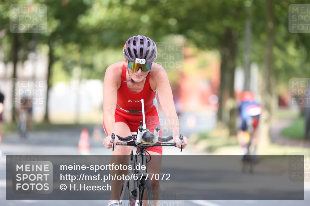 11.08.2024 - GEWOBA Citytriathlon Bremen H.Heesch http://msf.ph/oto/6777072 11.08.2024 11:45:14 Radfahren 819, 900, 927, 973, 974, 996, 1030 meine-sportfotos.de