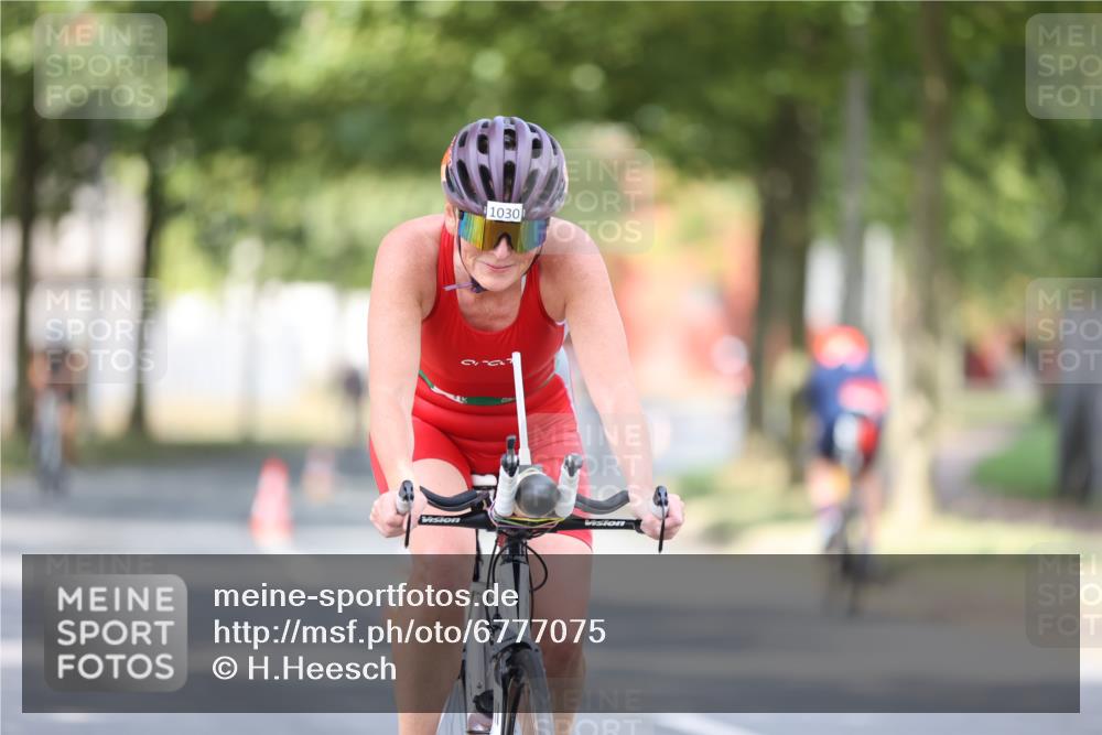 11.08.2024 - GEWOBA Citytriathlon Bremen H.Heesch http://msf.ph/oto/6777075 11.08.2024 11:45:14 Radfahren 819, 900, 927, 973, 974, 996, 1030 meine-sportfotos.de