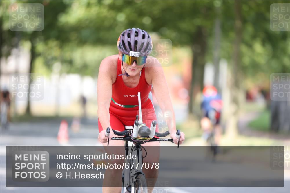 11.08.2024 - GEWOBA Citytriathlon Bremen H.Heesch http://msf.ph/oto/6777078 11.08.2024 11:45:14 Radfahren 819, 900, 927, 973, 974, 996, 1030 meine-sportfotos.de