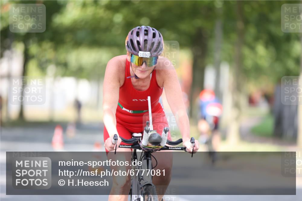 11.08.2024 - GEWOBA Citytriathlon Bremen H.Heesch http://msf.ph/oto/6777081 11.08.2024 11:45:14 Radfahren 819, 900, 927, 973, 974, 996, 1030 meine-sportfotos.de