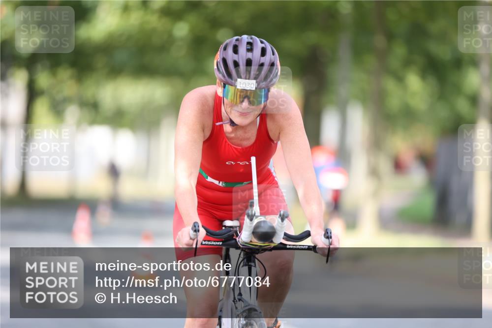 11.08.2024 - GEWOBA Citytriathlon Bremen H.Heesch http://msf.ph/oto/6777084 11.08.2024 11:45:14 Radfahren 819, 900, 927, 973, 974, 996, 1030 meine-sportfotos.de