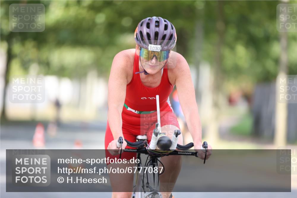 11.08.2024 - GEWOBA Citytriathlon Bremen H.Heesch http://msf.ph/oto/6777087 11.08.2024 11:45:14 Radfahren 819, 900, 927, 973, 974, 996, 1030 meine-sportfotos.de
