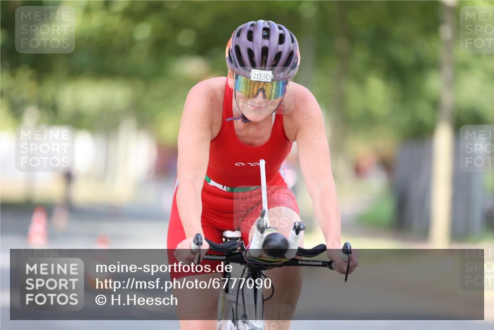 11.08.2024 - GEWOBA Citytriathlon Bremen H.Heesch http://msf.ph/oto/6777090 11.08.2024 11:45:14 Radfahren 819, 900, 927, 973, 974, 996, 1030 meine-sportfotos.de