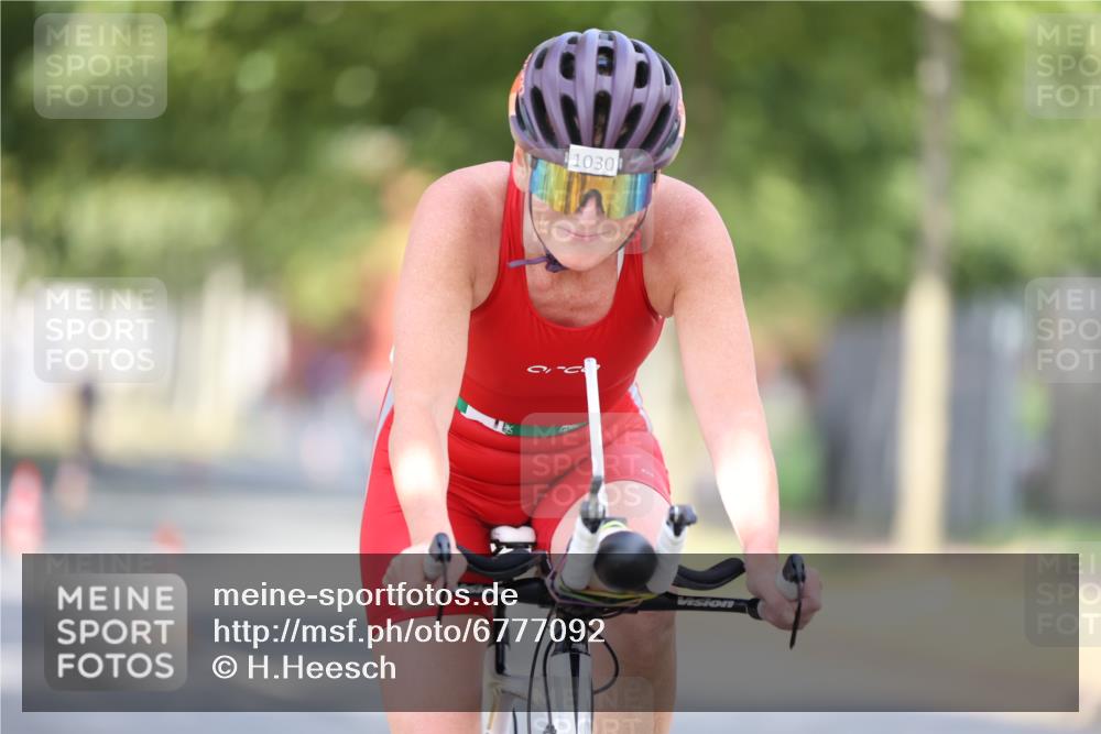 11.08.2024 - GEWOBA Citytriathlon Bremen H.Heesch http://msf.ph/oto/6777092 11.08.2024 11:45:14 Radfahren 819, 900, 927, 973, 974, 996, 1030 meine-sportfotos.de