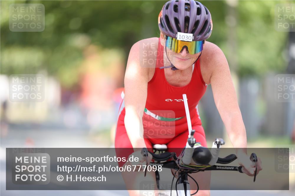 11.08.2024 - GEWOBA Citytriathlon Bremen H.Heesch http://msf.ph/oto/6777098 11.08.2024 11:45:14 Radfahren 819, 900, 927, 973, 974, 996, 1030 meine-sportfotos.de
